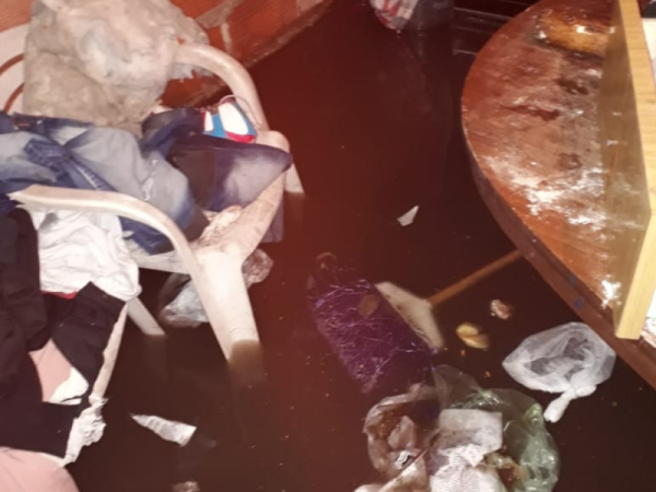 En Altos de San Lorenzo piden colchones, ropa y frazadas tras el temporal del sábado