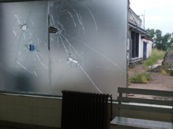 Vándalos destrozaron los vidrios del Hospital Melchor Romero