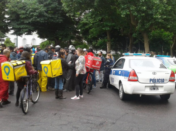 Polémica por Glovo: &quot;Quieren volver a la logística en dos ruedas que había en los noventa&quot;