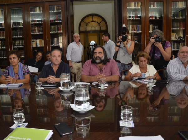 Vidal volvió a convocar a los gremios docentes para cerrar un acuerdo