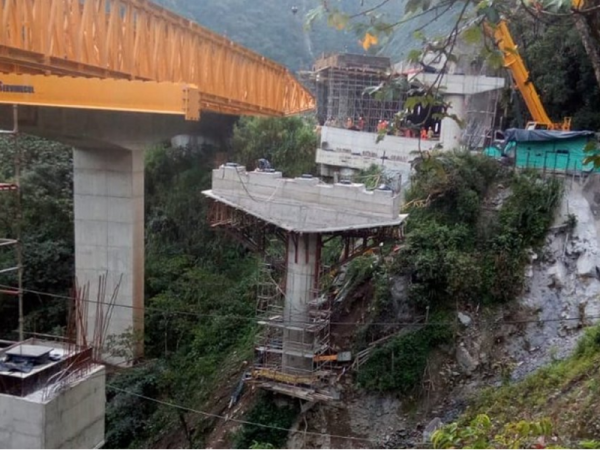 En Colombia se cayó un puente y murieron cinco obreros