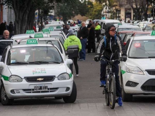 Taxistas de La Plata ya pidieron una suba de la bajada de bandera y la ficha