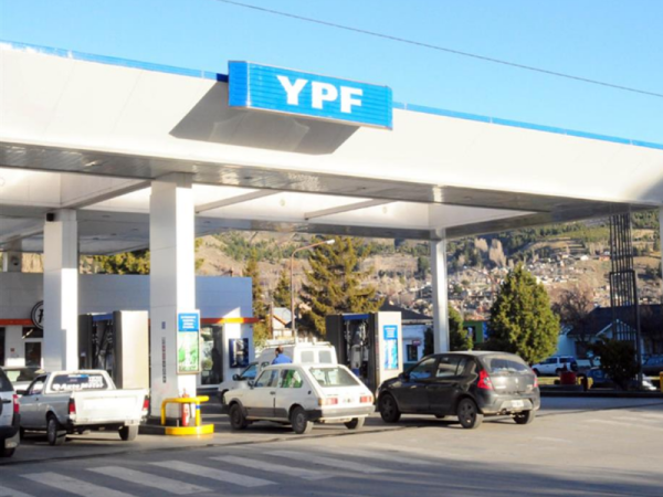 YPF bajó el precio de las naftas, pero subió el gasoil