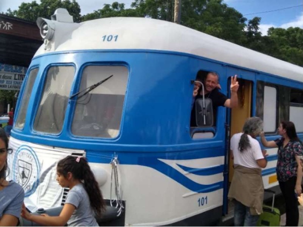 Vander y los "Reyes Magos del movimiento obrero" repartieron regalos en el tren universitario