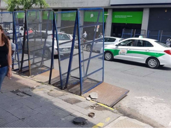 Autosabotaje municipal en La Plata: la vallas tapan desag&uuml;es en 7 y 50, los vecinos reclaman y no hay respuestas