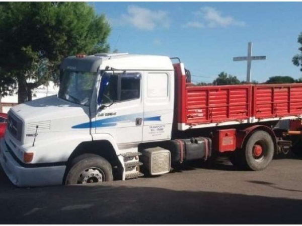 Otro camión fue devorado por el asfalto en La Plata y se suma a la larga lista de las últimas semanas