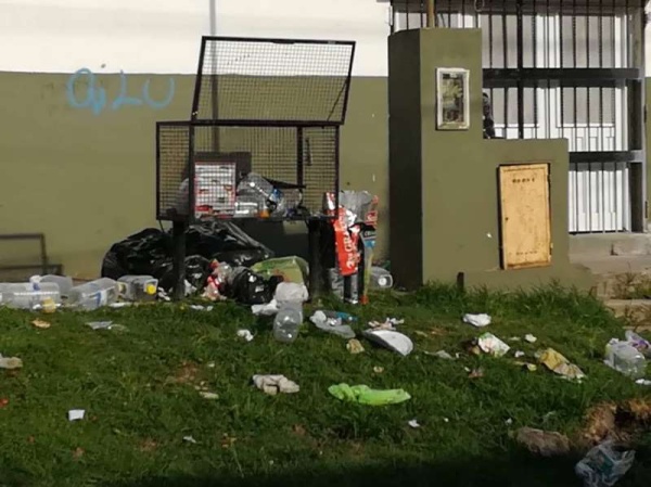 La otra cara de las escuelas en La Plata: llena de basura la institución de 491 y 11