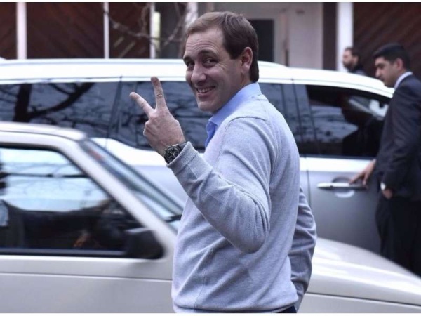Garro se la pasa en Cariló y sólo viene para la foto: Con autos oficiales le llevan expedientes para firmarlos