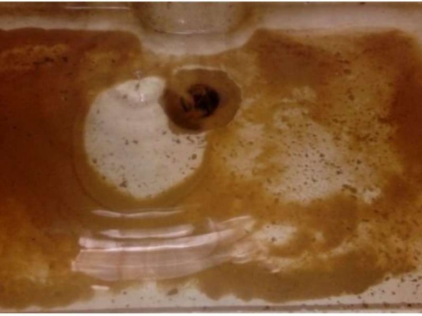 En Altos de San Lorenzo denuncian haber encontrado arena en el agua de red.