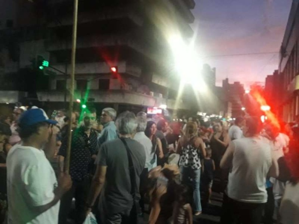 Platenses protestaron en distintos puntos de la ciudad contra los tarifazos