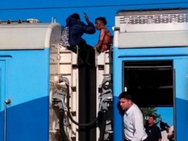 Murió el joven que viajaba en el techo del tren Roca y recibió la descarga eléctrica