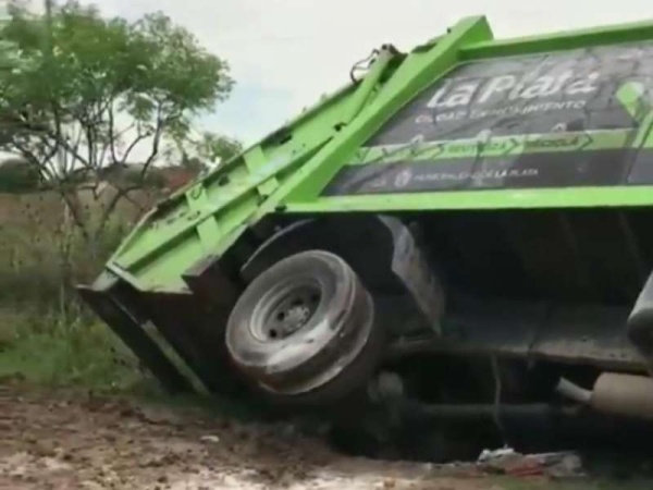 Terrible: un camión del municipio platense se cayó en una zanja en Villa Castells