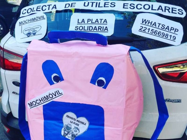 El &quot;mochimóvil&quot; salió a la calle a recolectar útiles escolares en La Plata
