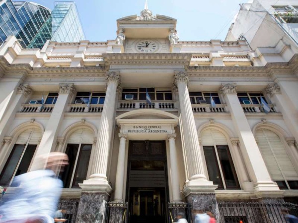 Subió el Riesgo País y volvería la presión sobre el dólar