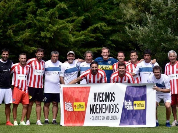 &quot;Somos vecinos, no enemigos&quot;: Garro y ex jugadores de Estudiantes y Gimnasia en un partido histórico