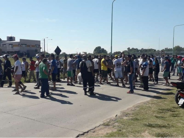 Importante acompañamiento al Pata Medina en su visita al cementerio de Ensenada