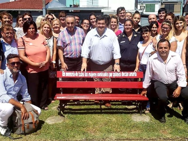 Nedela inaugur&oacute; un banco rojo por el D&iacute;a de la Mujer en Berisso