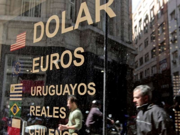 El dólar bajó luego de la fuerte escalada del jueves