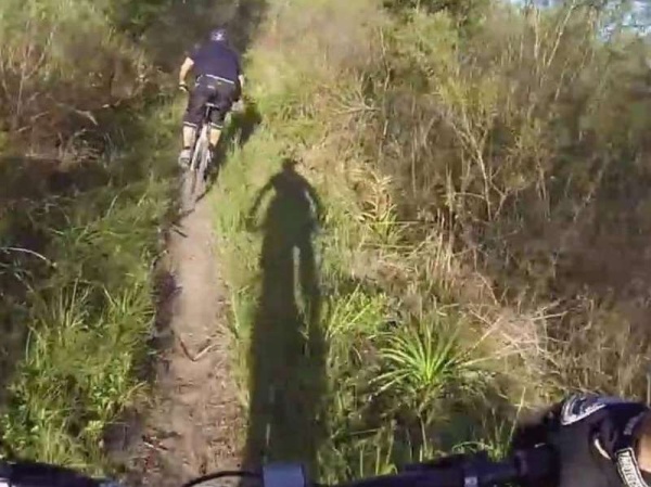Muri&oacute; un ciclista tras caer por una pendiente de cuatro metros