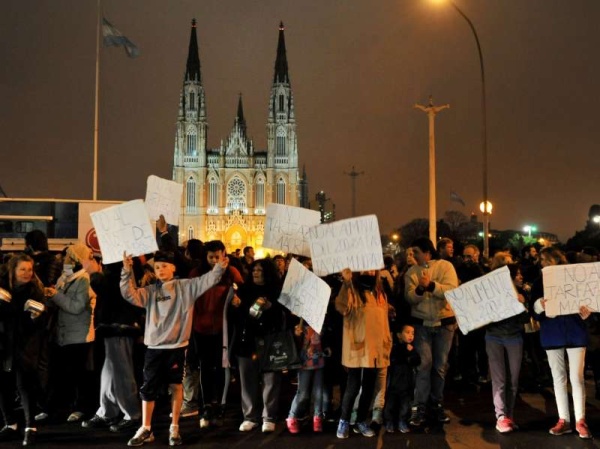 Marcha contra el tarifazo en La Plata: &quot;Hay que votar con la factura en la mano&quot;