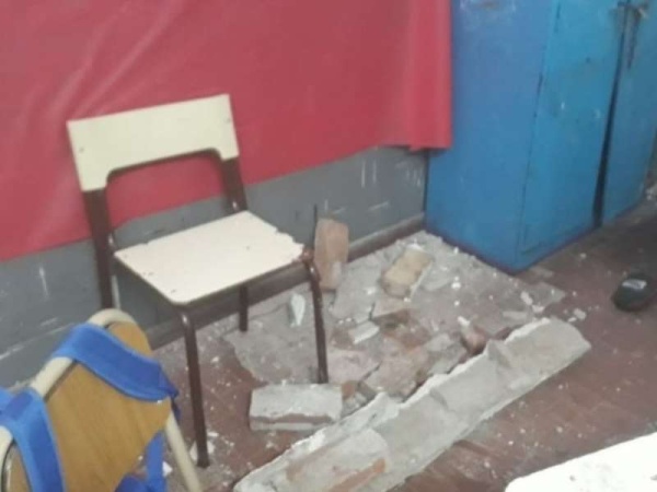 Se derrumbó un techo en una escuela y hay dos alumnos heridos