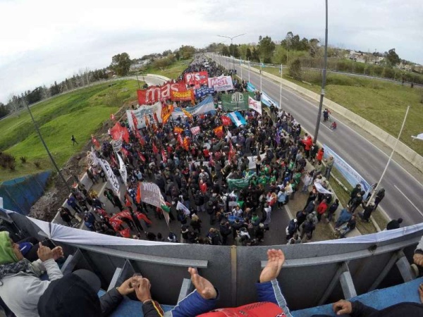 Movimientos sociales cortarán el acceso de la Autopista Buenos Aires - La Plata