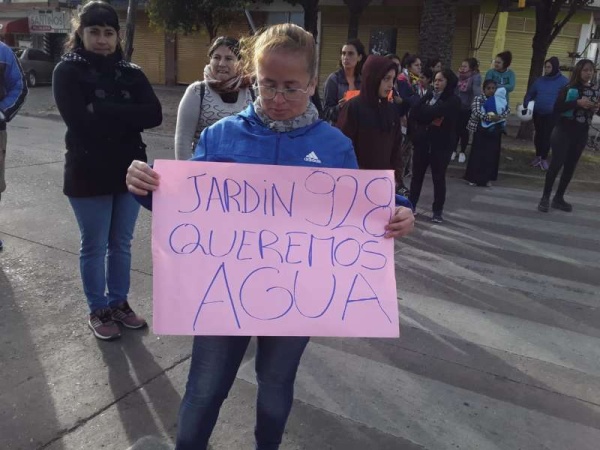 Hartos por la falta de agua, padres de un jardín platense cortaron la 520