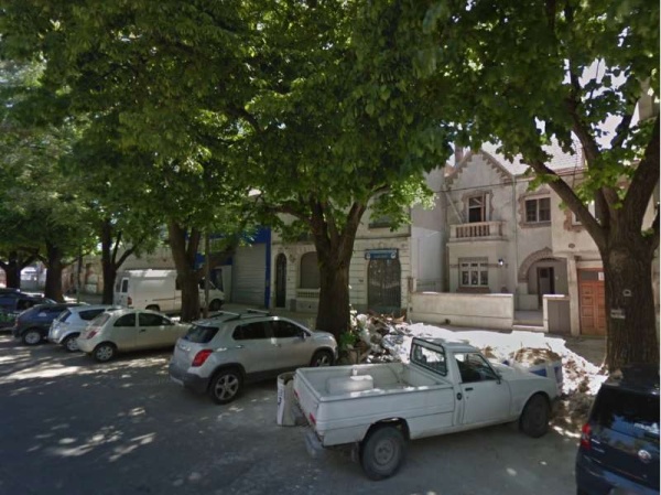 Un árbol de La Plata lleva más de 15 años causando daños en varias casas