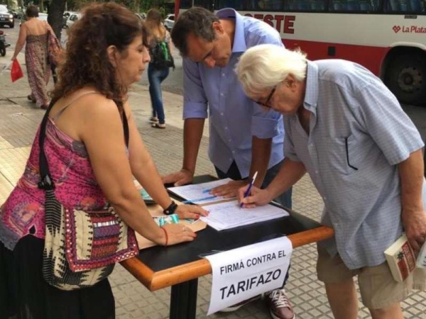 Aluvión de firmas para que el boleto de micro baje a $10.70 en La Plata