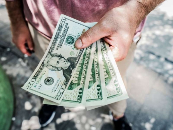 El dólar bajó después de siete días consecutivos en alza