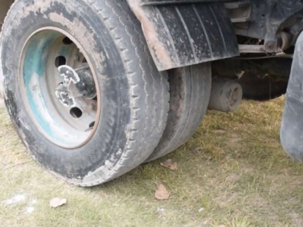 Confuso episodio en Sicardi: empleado municipal fue embestido por el camión de residuos