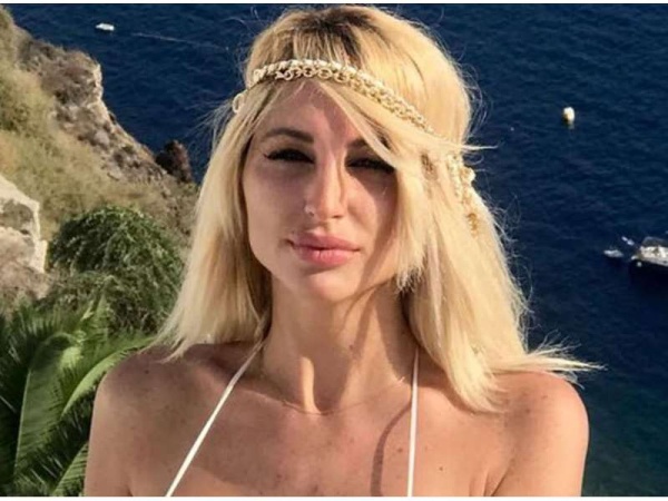 Vicky Xipolitakis se tiñó el pelo... ¡de rosa!