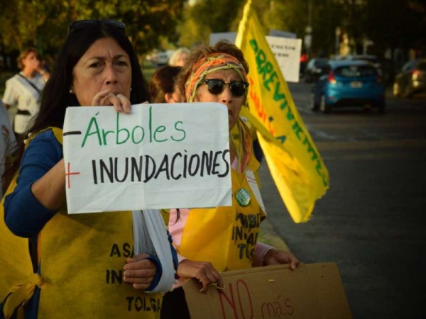 Barrio Norte y Tolosa &quot;marcharon&quot; contra el cemento en dos lugares claves