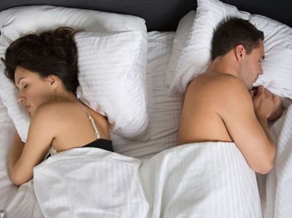 ¿Tu pareja te da la espalda a la hora de dormir? Acá esta el significado 