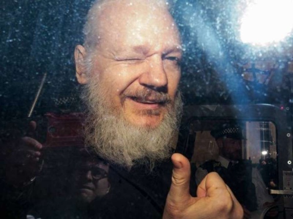 Julian Assange fue sentenciado a 50 semanas de cárcel por violar su libertad condicional