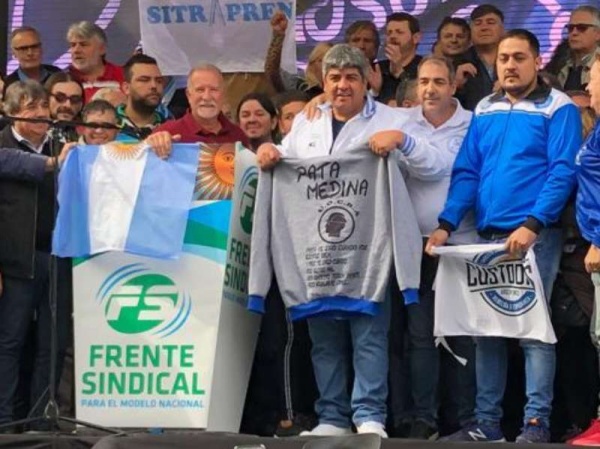 Pablo Moyano cerró el acto del Frente Sindical con un buzo del Pata Medina