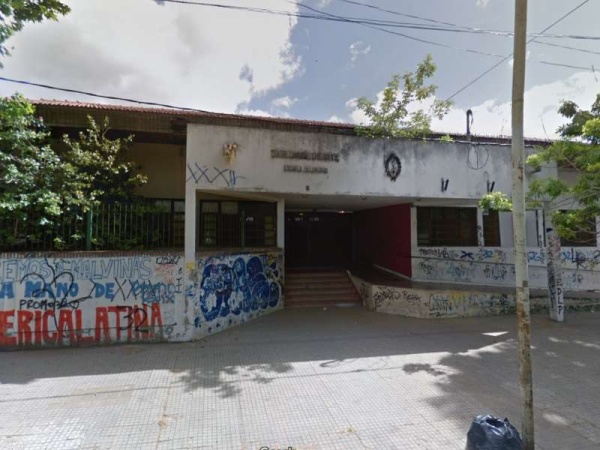 En una escuela platense no hay bancos para los chicos ni mesa para el profesor