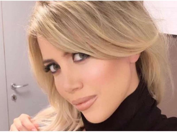  Todos hablan del tajo del vestido de Wanda Nara