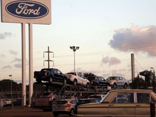 Ford suspendió a 500 empleados por el derrumbe del sector