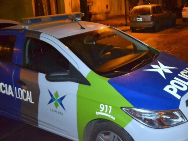 Cenaban en familia y los delincuentes robaron silenciosamente en La Plata