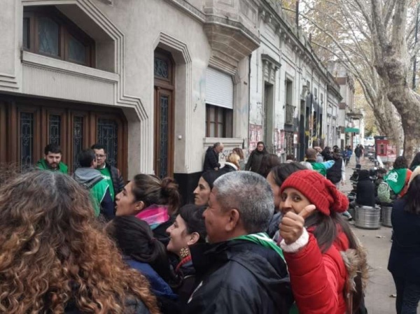 Protesta en La Plata: reclaman por cinco despidos; dos tenían licencia médica