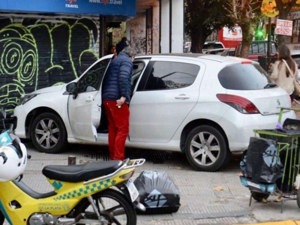Susto en el centro de La Plata: &quot;Tenemos la puerta rota y no podemos subir las persianas&quot;