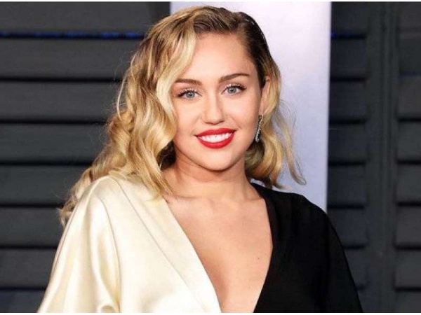 Miley Cyrus promociona sus canciones con preservativos