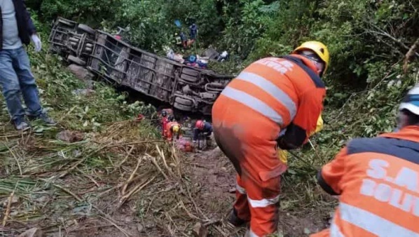 Nueva tragedia en Bolivia: fallecieron al menos 20 personas al caer un colectivo por un barranco