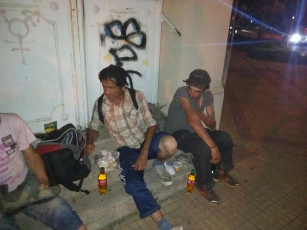 Vecinos de La Plata reparten comida caliente a 100 personas en situación de calle
