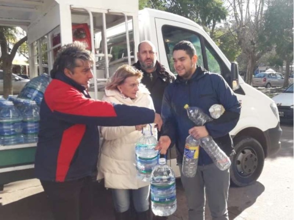 Scottini repartió agua a los vecinos de Villa Elisa que llevan 72 horas sin luz