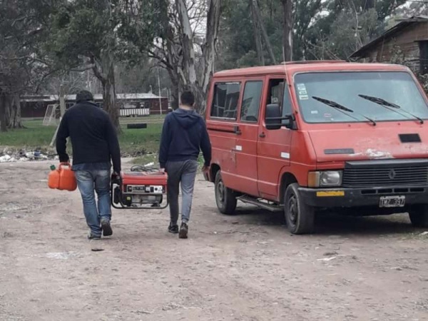 Dos &quot;héroes&quot; recorren City Bell con su grupo electrógeno y llenan los tanques de agua
