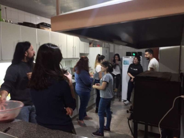 Jóvenes recorren La Plata con pucheros y guisos para las personas en situación de calle