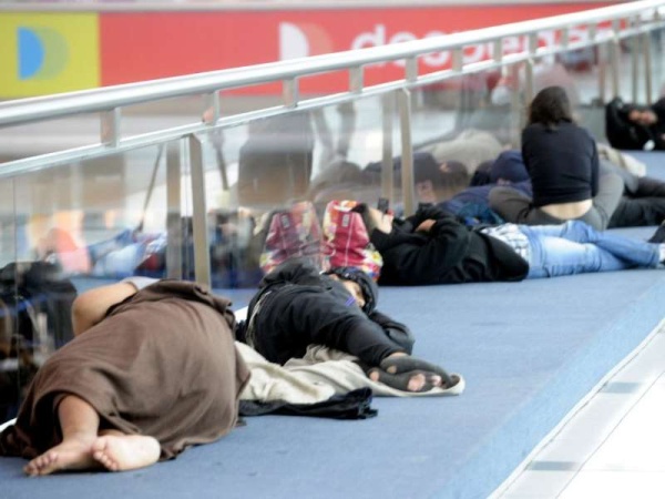 La tormenta eléctrica provocó que un centenar de pasajeros duerman en el aeropuerto de Ezeiza