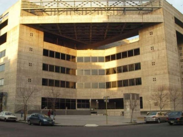 Empleados del Teatro Argentino temen quedar electrocutados